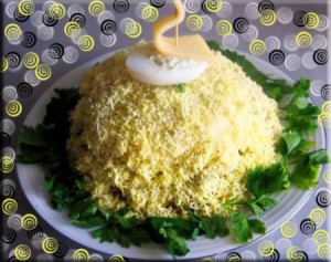 Слоеный салат с рыбой и овощами