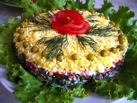 Слоеный салат «талия» с курицей, грибами и помидорами