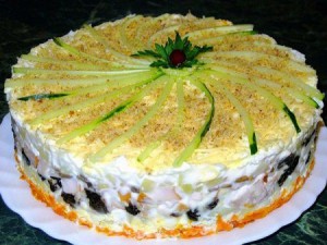 Слоеный закусочный торт с копченой курицей, черносливом и шампиньонами