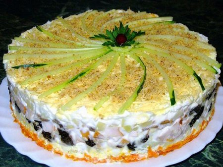 Слоеный закусочный торт с копченой курицей, черносливом и шампиньонами