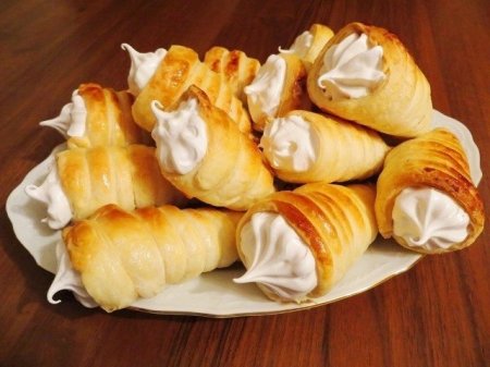 Слоёные трубочки с белковым кремом