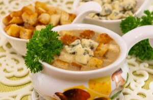 Суп с цыпленком, овощами и клецками с зеленью