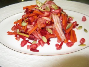 Свекольный салат с грушей, морковью, тыквой и зёрнами граната