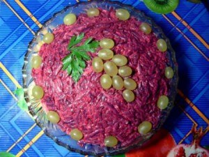 Свекольный салат с виноградом