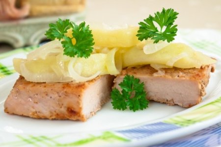 Свинина, фаршированная зеленью и орехами