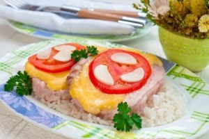 Шашлык из свинины, маринованной в помидорах, розмарине и луке