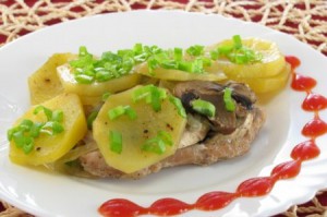Свинина, запеченная с ананасами и сыром