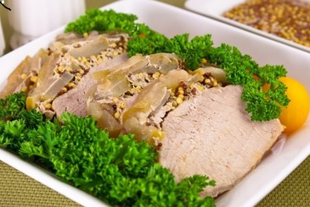 Свинина, жаренная с луком, грибами и сыром