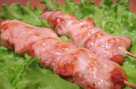 Свинина, жаренная на шпажках