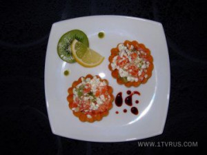 Тар-тар из форели с киви и зернёным творогом 
