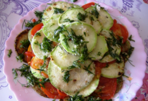 Теплый салат из кабачков