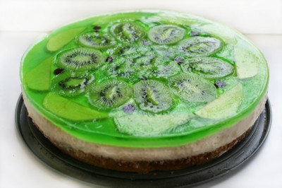 Торт с карамболой, киви, клубникой и клюквой