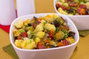 Цветная капуста, тушенная с баклажанами и сосисками