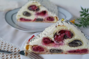 Творожная запеканка с блинами, маком и вишнями