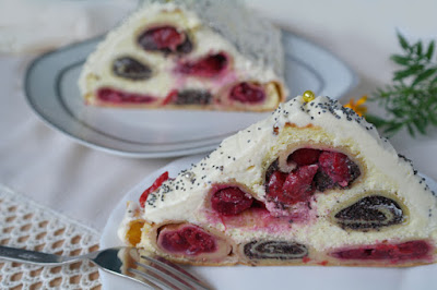 Творожная запеканка с блинами, маком и вишнями