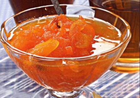 Курица в дыне, запеченная с сыром и вином
