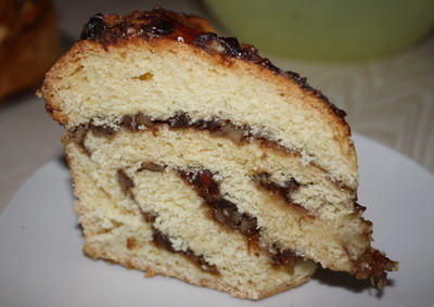 Витой пирог с финиками и орехами