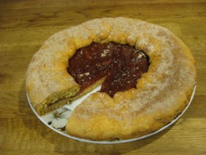 Миндальные пирожные с ванильным кремом