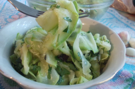 Закуска из маринованных кабачков с медом и чесноком