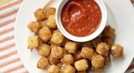 Закуска — сырные кубики
