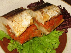 Запеченный хек с овощной начинкой