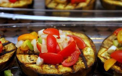 Запеченные баклажаны с сальсой