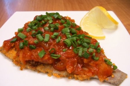 Жареная камбала под томатно-луковым соусом