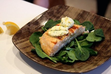 Жаренный лосось с пряным маслом и лимоном