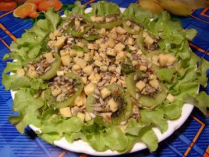 Зеленый салат с киви и семечками